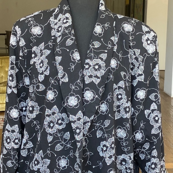 Black and white botanical/floral  oversize blazer - Picture 8 of 9